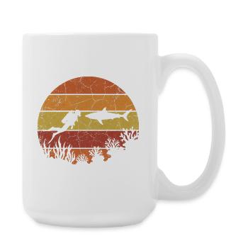 Taucher und Hai mit Retro Sonnenuntergang - Große Tasse 440 ml - Weiß - Rechts