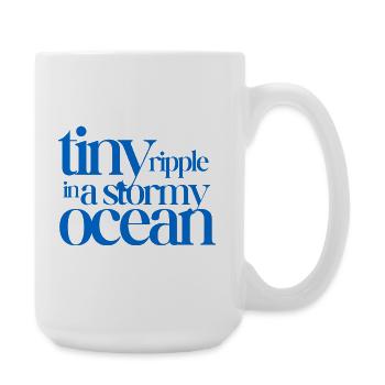 Tiny ripple in a stormy ocean - Große Tasse 440 ml - Weiß - Rechts