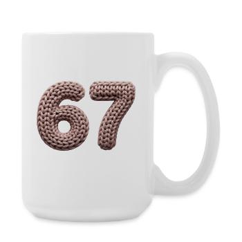 67 Meme – Rosa Strickmuster Zahl - Große Tasse 440 ml - Weiß - Rechts