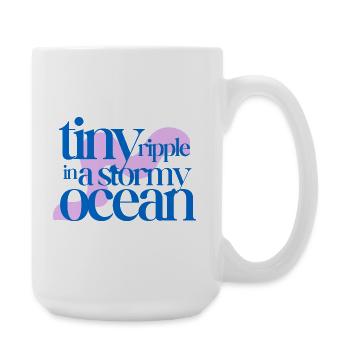 Tiny ripple in a stormy ocean (rosè background) - Große Tasse 440 ml - Weiß - Rechts