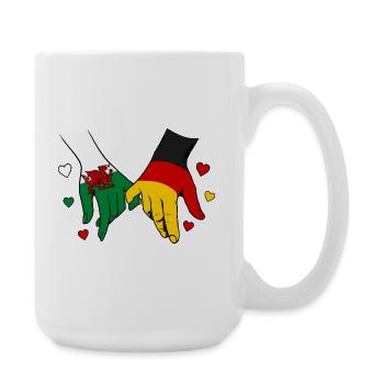 Wales_Deutschland_Flagge_Haendehalten - Große Tasse 440 ml - Weiß - Rechts