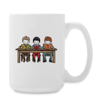 Drei Jungen am Tisch lesen ein Buch – Freundschaft - Große Tasse 440 ml - Weiß - Rechts