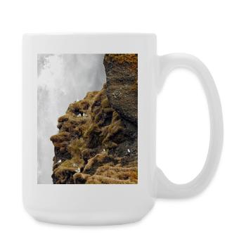 Des oiseaux marins assis sur la falaise près de la cascade - Grande tasse 440 ml - blanc - Droite
