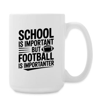 Die Schule ist wichtig, aber Fußball ist wichtiger. - Große Tasse 440 ml - Weiß - Rechts