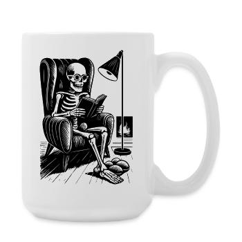 Lesendes Skelett im Lesesessel - Große Tasse 440 ml - Weiß - Rechts