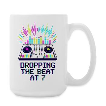 Dropping The Beat At 7 DJ - Große Tasse 440 ml - Weiß - Rechts