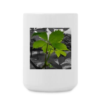 Green leaf in grayscale contrast - Large Mug 440 ml - white - Front