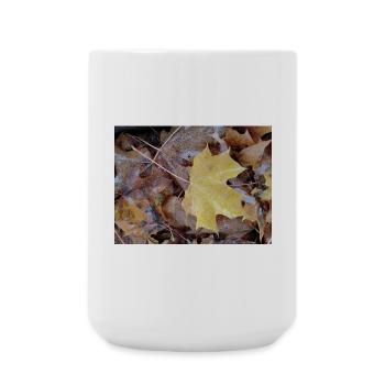Gelbes Ahornblatt auch verregnetem Herbstteppich - Große Tasse 440 ml - Weiß - Vorne