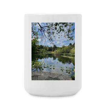 Spiegelsee im Waldrand - Große Tasse 440 ml - Weiß - Vorne