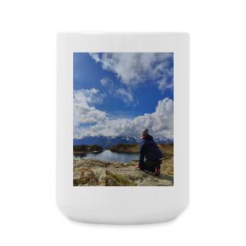 Wanderer, der in den alpinen Himmel blickt - Große Tasse 440 ml - Weiß - Vorne