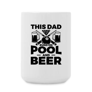 Dieser Vater lebt von Pool und Bier - Große Tasse 440 ml - Weiß - Vorne
