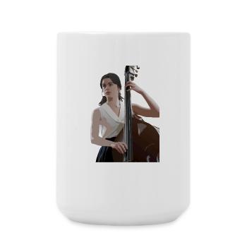 Elegante Kontrabassspielerin im Fokus der Musik - Große Tasse 440 ml - Weiß - Vorne
