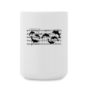 Delfine schwimmen über Notenblatt Noten Musiknoten - Große Tasse 440 ml - Weiß - Vorne