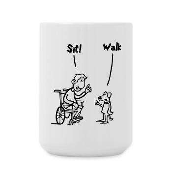 Setzen Sie sich hin und gehen Sie. Rollstuhlfahrer vs. Hund. Humor # - Große Tasse 440 ml - Weiß - Vorne
