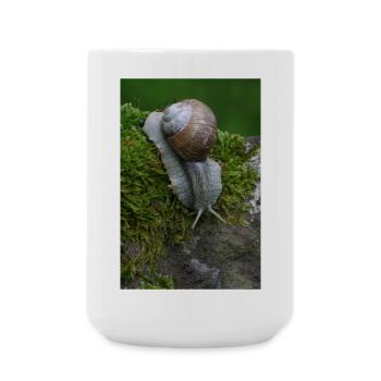 Flüstern der Schnecke im Moos - Große Tasse 440 ml - Weiß - Vorne