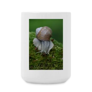Schnecke auf Moos – Nahaufnahme - Große Tasse 440 ml - Weiß - Vorne
