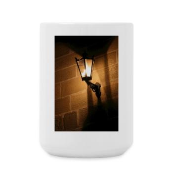 Night lantern on brick wall - Large Mug 440 ml - white - Front