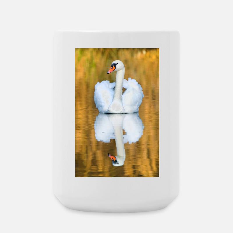 Schwanensee, Schwan im See mit Spiegelbild - Große Tasse 440 ml - Weiß
