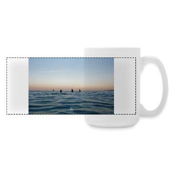 Crépuscule sur l’océan et surfeurs - Large Panoramic Mug 440 ml - white - Right