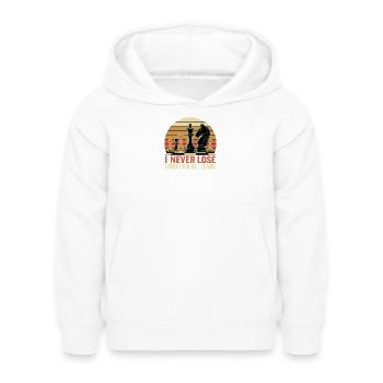 Schach Spruch - Ich verliere nie - Kinder Hoodie - Weiß - Vorne - AI Model Kid Female (0cm)