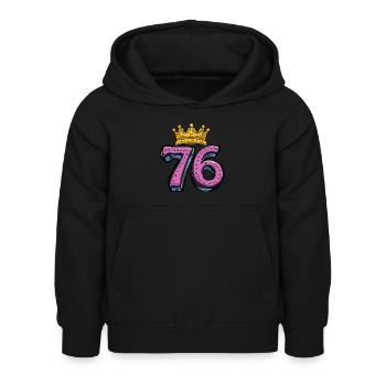 76 Zahl Krone - Kinder Hoodie - Schwarz - Vorne - AI Model Kid Female (0cm)