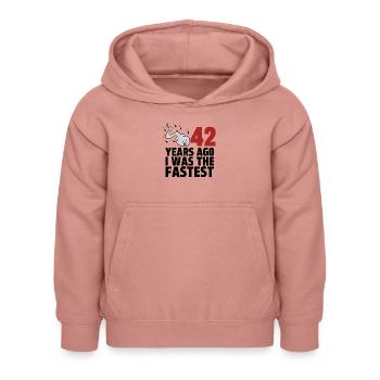 Vor 42 Jahren war ich der Schnellste - Kinder Hoodie - Altrosa - Vorne - AI Model Kid Female (0cm)