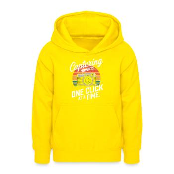 Capturer des instants, un clic à la fois. - Sweat à capuche Ado - jaune - Devant - AI Model Teenager Male dark (155cm)