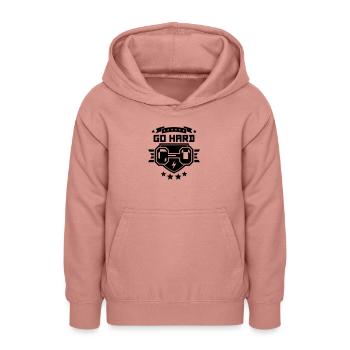 Go Hard (blason) - Sweat à capuche Ado - rose poudré - Devant - AI Model Teenager Male dark (155cm)