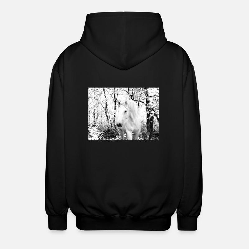 weißes Pferd im Winterwald - Unisex Kapuzenjacke - Schwarz