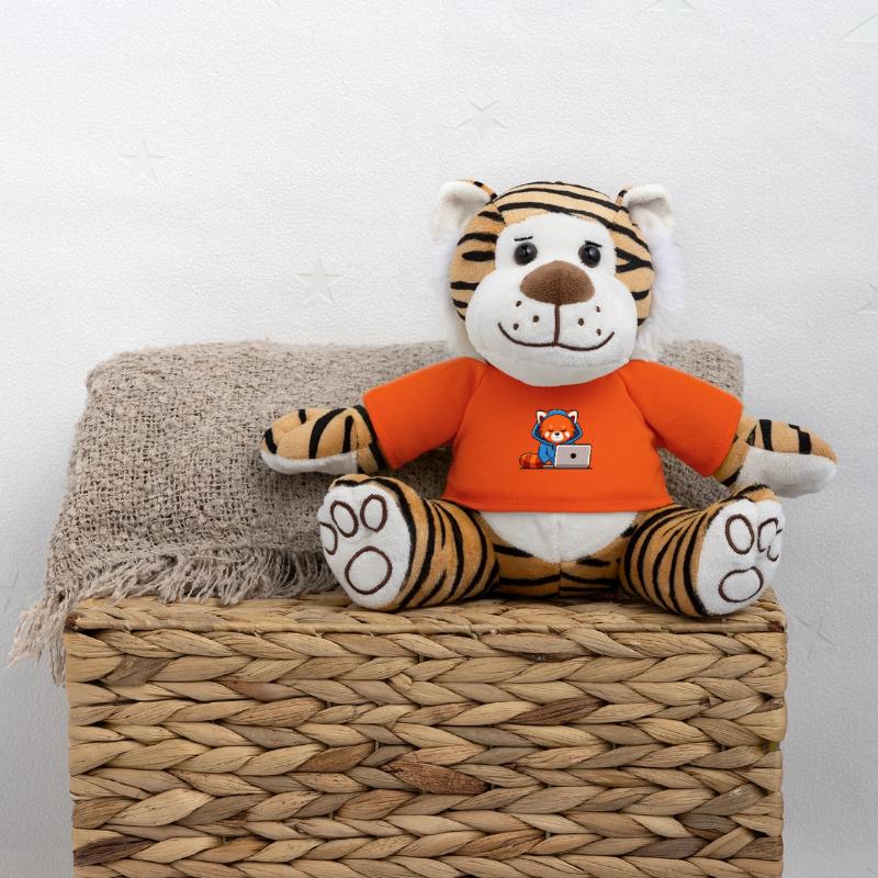 Mignon hacker panda roux en sweat à capuche devant PC Peluche Tigre