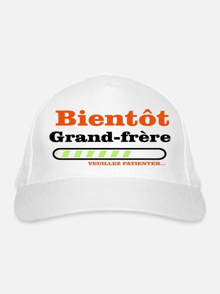 Bald ein großer Bruder - Bio-Baseballkappe - Weiß - Vorne