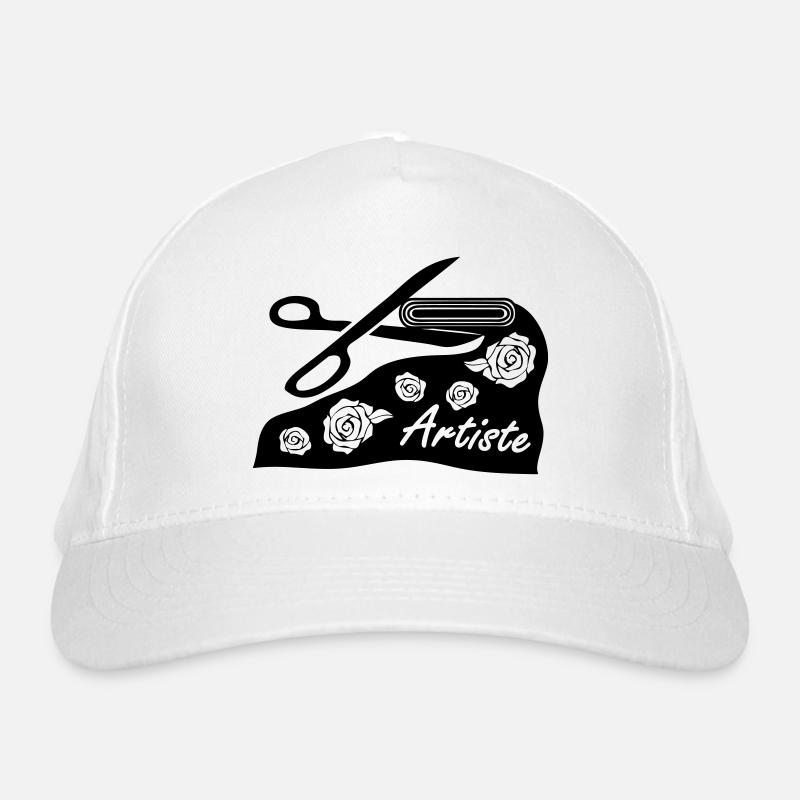 Avec tissu et des ciseaux pour le projet d'art Casquette classique bio