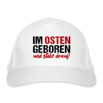 Im Osten Geboren Und Stolz Drauf! DDR Ossi Motto - Bio-Baseballkappe - Weiß - Vorne