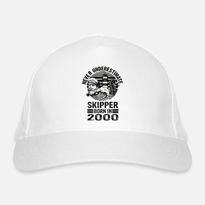 Never Underestimate Skipper né en 2000 Casquette classique bio