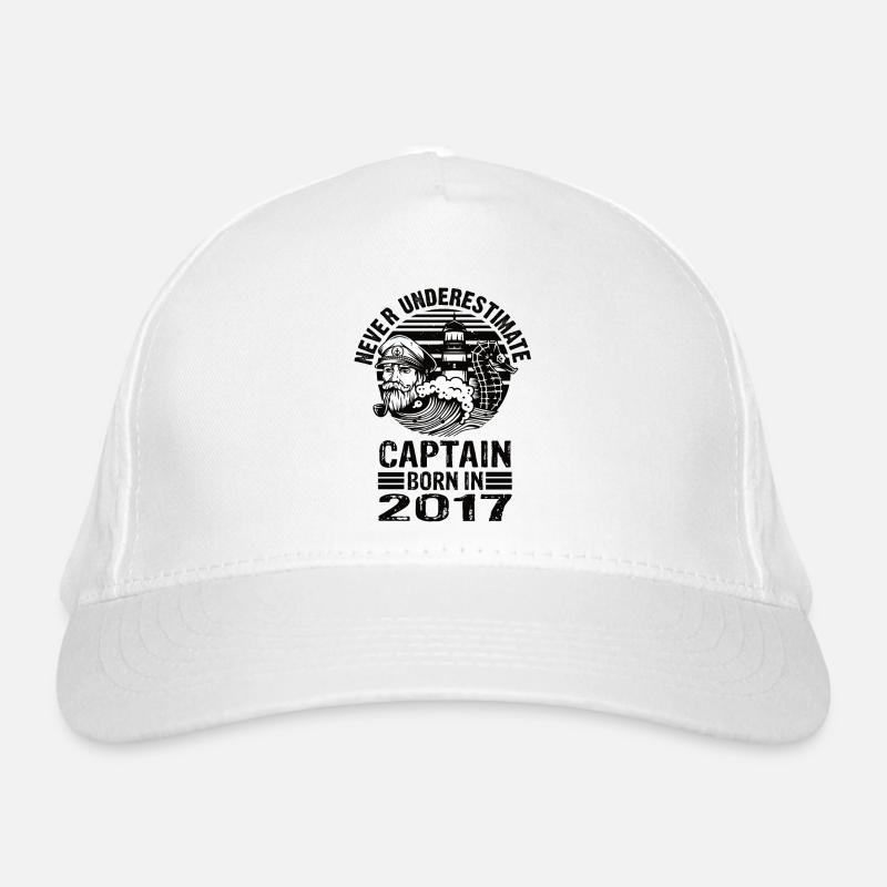Never Underestimate Captain né en 2017 Casquette classique bio