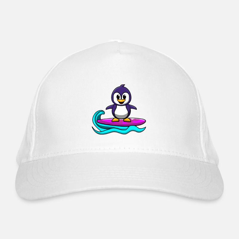 Pingouin kawaii mignon sur une planche de surf Casquette classique bio
