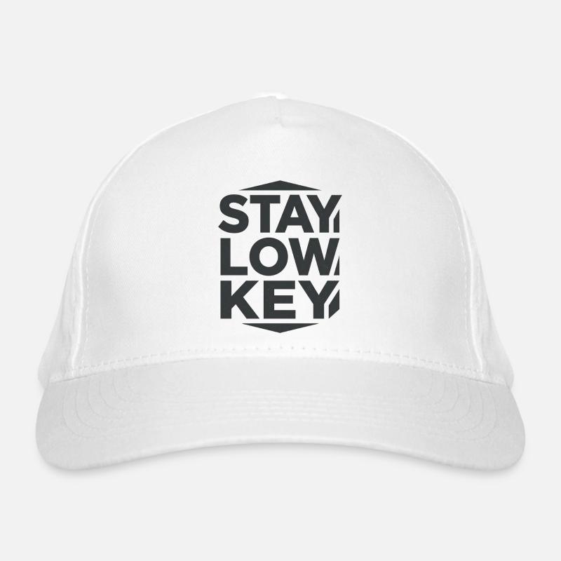 Stay Low Key – ruhige Wohnästhetik - Bio-Baseballkappe - Weiß