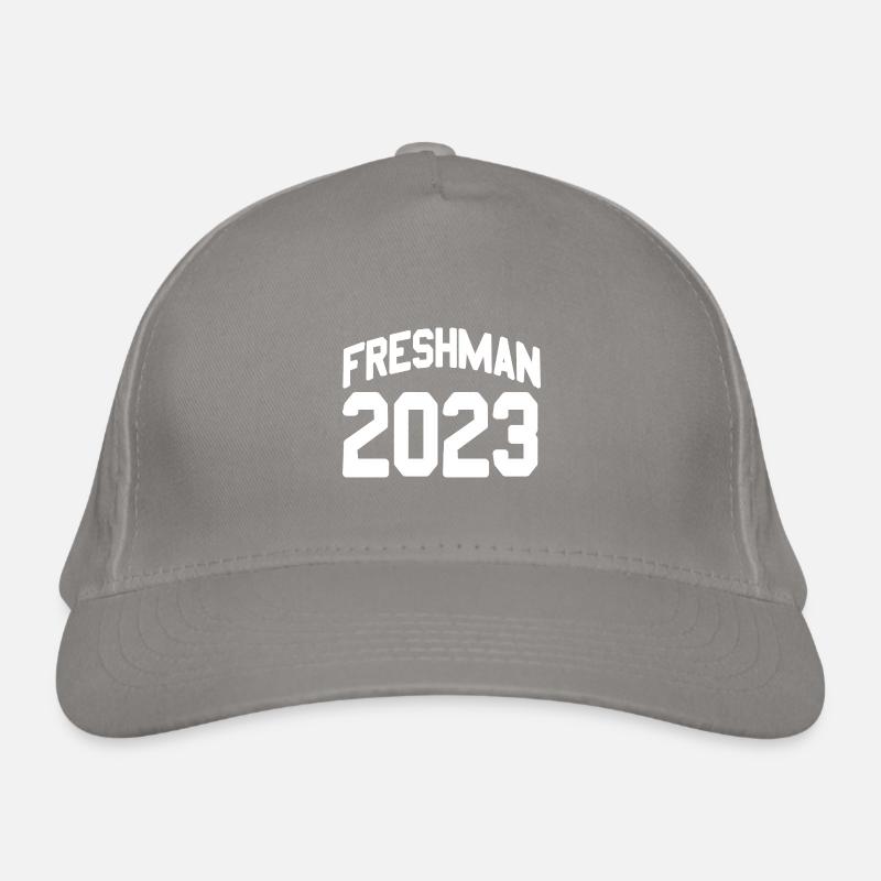 Look de style universitaire de la classe de première année 2023 Casquette classique bio