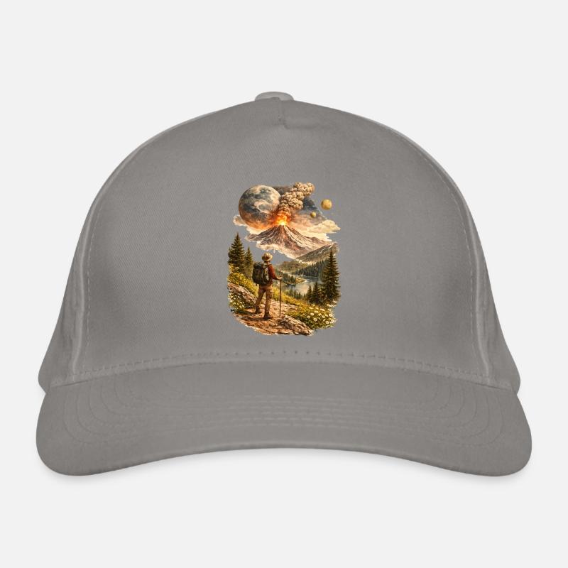 Des randonneurs devant un volcan en éruption et un monde étrange Casquette classique bio