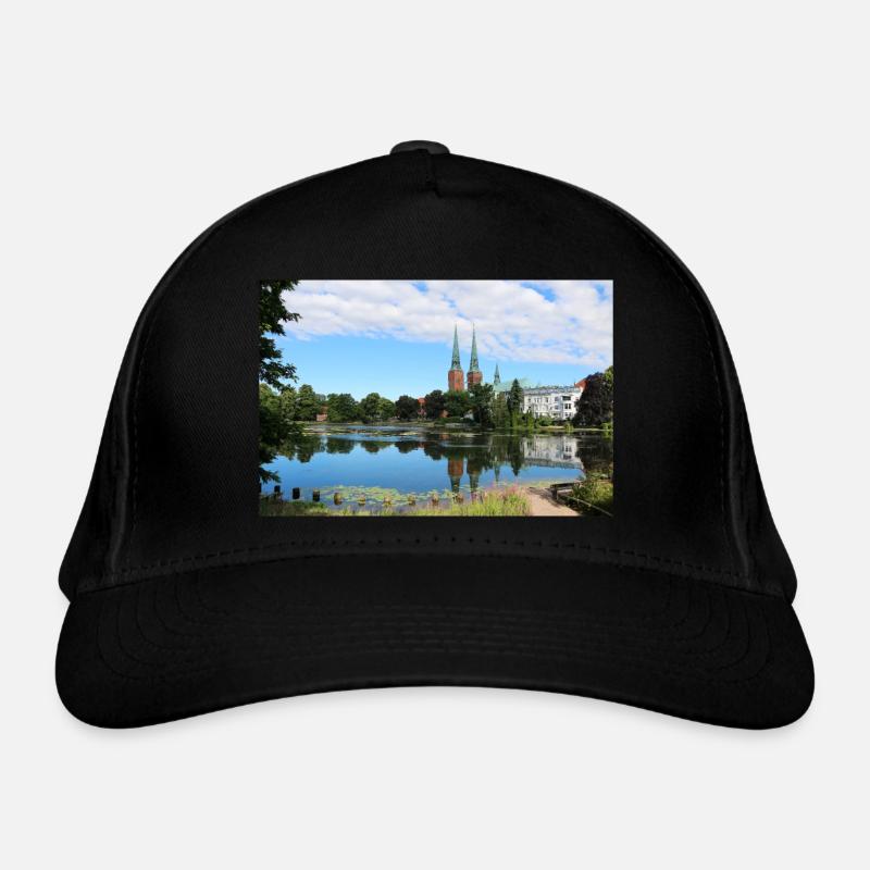 idyllischer See mit Kirche Bio-Baseballkappe