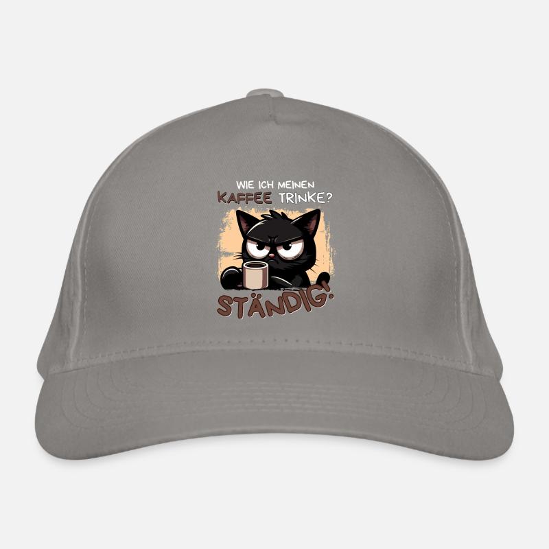 Kaffee. Ständig. Schwarze Katze mit Koffeinblick Bio-Baseballkappe