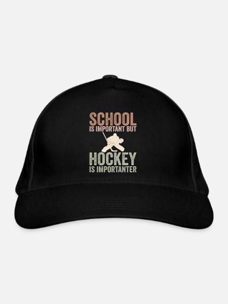 Schule ist wichtig, aber Eishockey ist noch wichtiger - Bio-Baseballkappe - Schwarz - Vorne