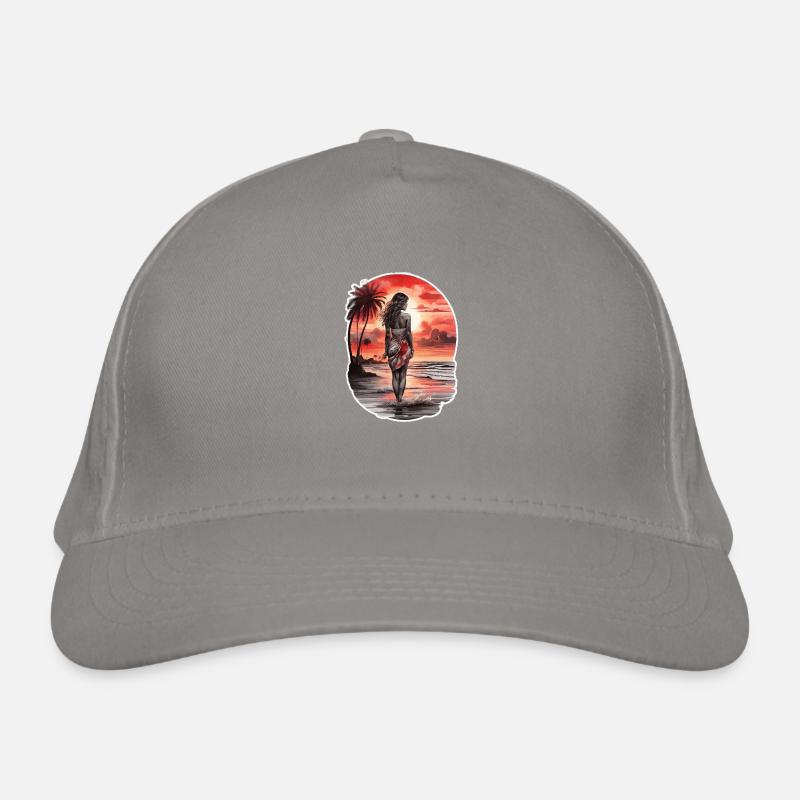 Femme sur la plage regardant le coucher de soleil rouge Casquette classique bio