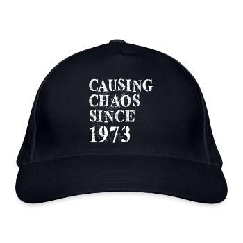 Causing Chaos since 1973 - Geburtstag 1973 - Bio-Baseballkappe - Navy - Vorne