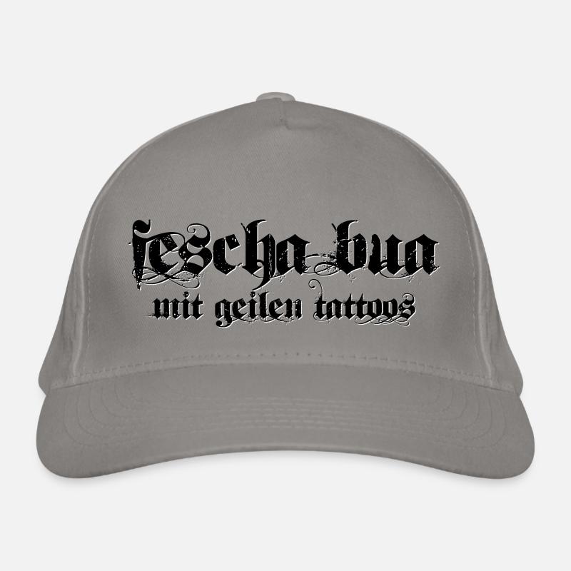 Fescher Bua mit geilen Tattoo - Bio-Baseballkappe - Hellgrau