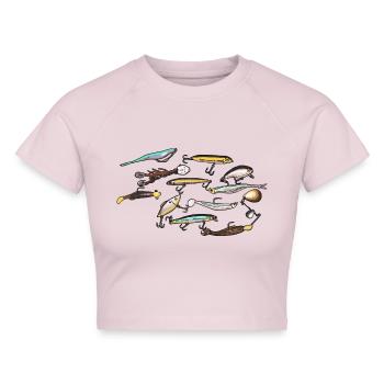 Lures And Baits - Angeln Köder Fischen Fisch - Cropped Frauen Organic T-Shirt - Puderrosa - Vorne - AI Model Female 172 dark (172cm)