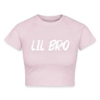 Lil‘ Bro Kleiner Bruder little brother - Cropped Frauen Organic T-Shirt - Puderrosa - Vorne - AI Model Female 172 dark (172cm)