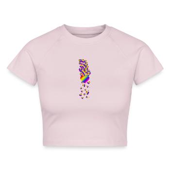 Pride Regenbogenherz Wasserfall - Cropped Frauen Organic T-Shirt - Puderrosa - Vorne - AI Model Female 172 dark (172cm)