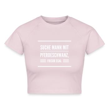 suche Mann mit Pferdeschwanz, Frisur egal - Cropped Frauen Organic T-Shirt - Puderrosa - Vorne - AI Model Female 172 dark (172cm)