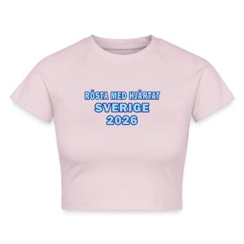 Stimmen Sie mit dem Herzen ab Schweden 2026 - Cropped Frauen Organic T-Shirt - Puderrosa - Vorne - AI Model Female 172 dark (172cm)